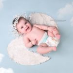 نمونه کار عکاسی نوزاد با تم آسمان در آتلیه کرج